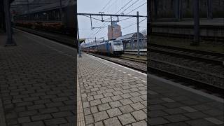 Goederentrein raast langs station s Hertogenbosch [upl. by Ruffin]